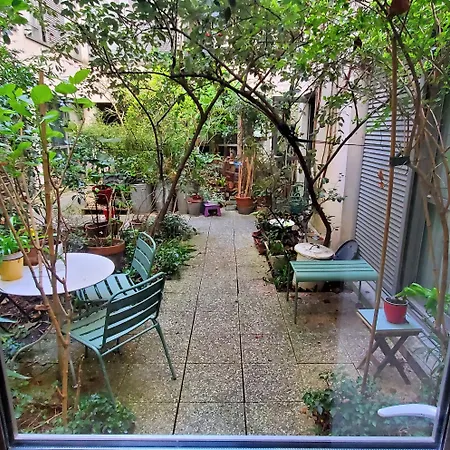 A 20eme Avec Un Petit Jardin