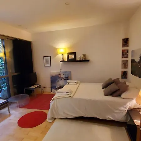 Bed & Breakfast A 20eme Avec Un Petit Jardin Paris