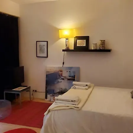 Bed & Breakfast A 20eme Avec Un Petit Jardin