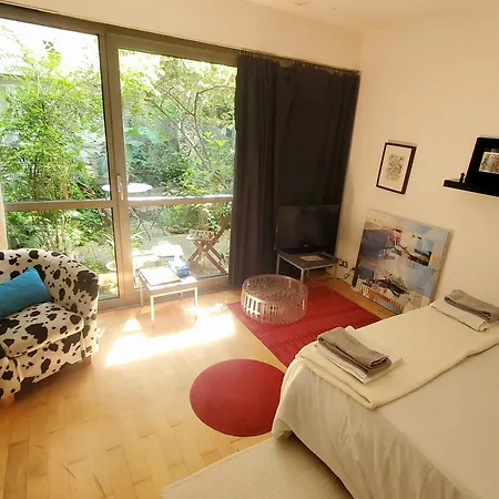 A 20eme Avec Un Petit Jardin Paris
